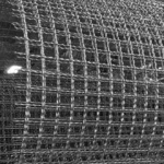 Pieniaaltoisesti pakotetut teräsverkot