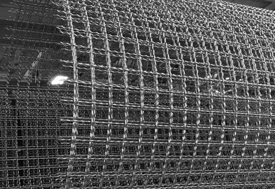 Pieniaaltoisesti pakotetut teräsverkot