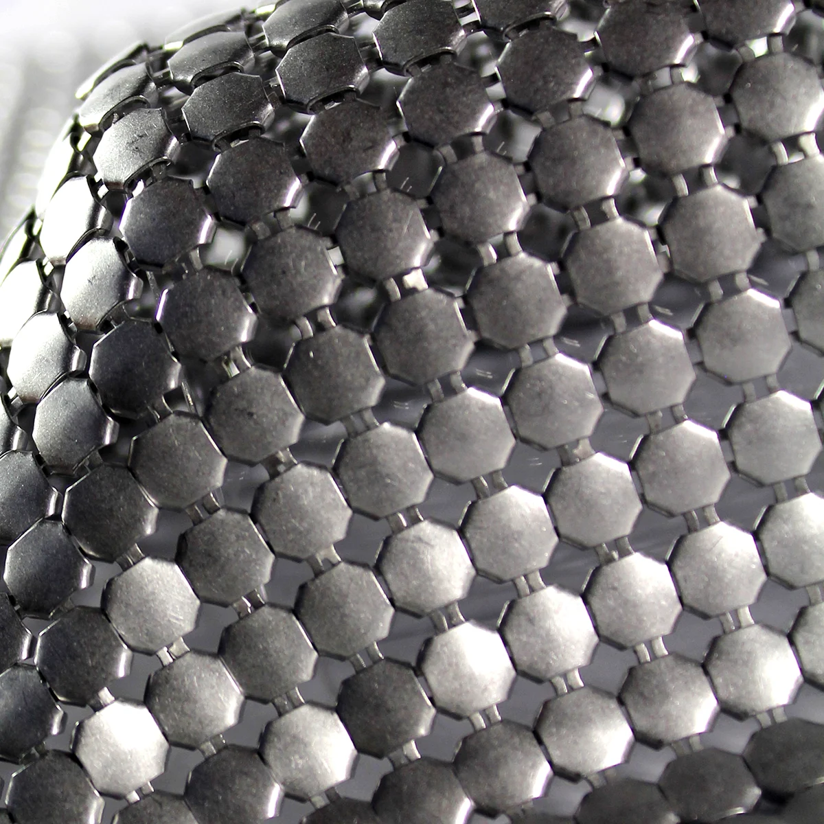 Alphamesh suomuverkko 5.8 alumiini matta arkkitehtuuriin