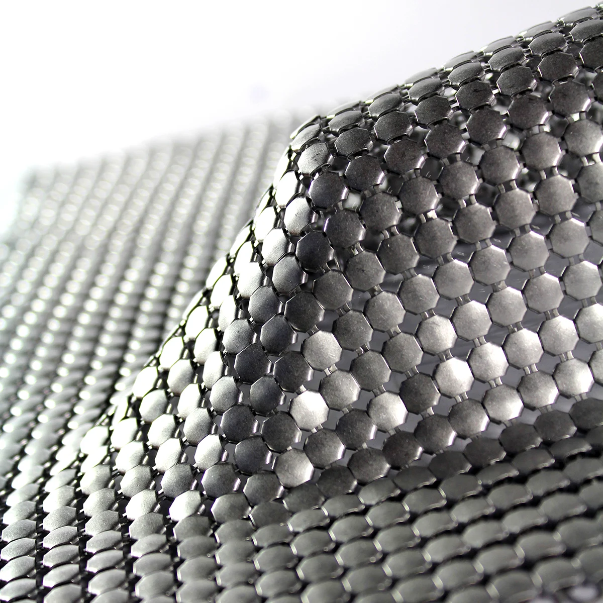 Alphamesh suomuverkko 5.8 matta alumiini arkkitehtuuriin