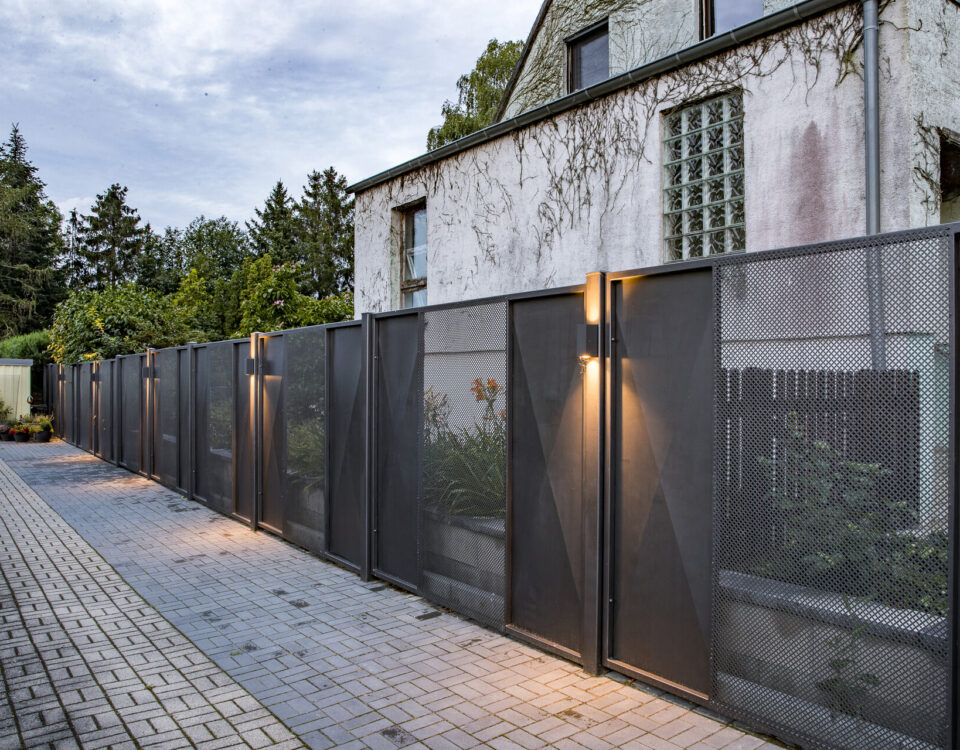 Reikälevy suojaavana rakenteena arkkitehtuurissa 6 Lochblech Heimann Niederau 2651 highres.jpg compressed